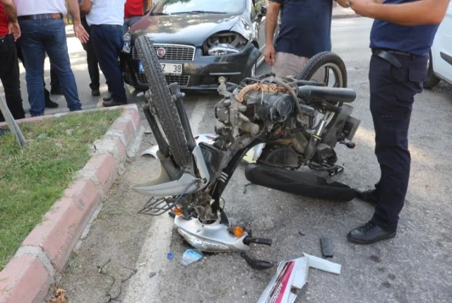 Adana'da arabayla motosiklet çarpıştı: 2 yaralı