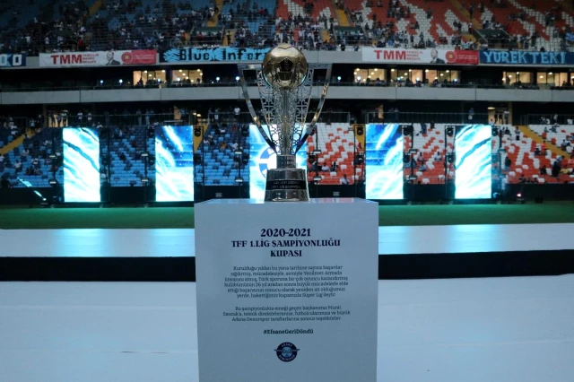 Adana Demirspor'un kupa merasimi gerçekleştirdi