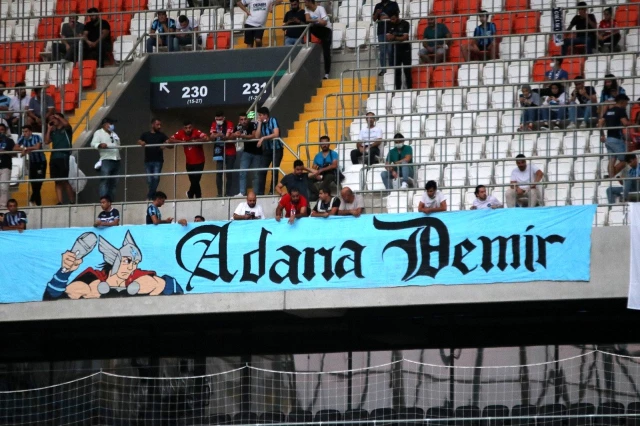 Adana Demirspor'un kupa merasimi gerçekleştirdi