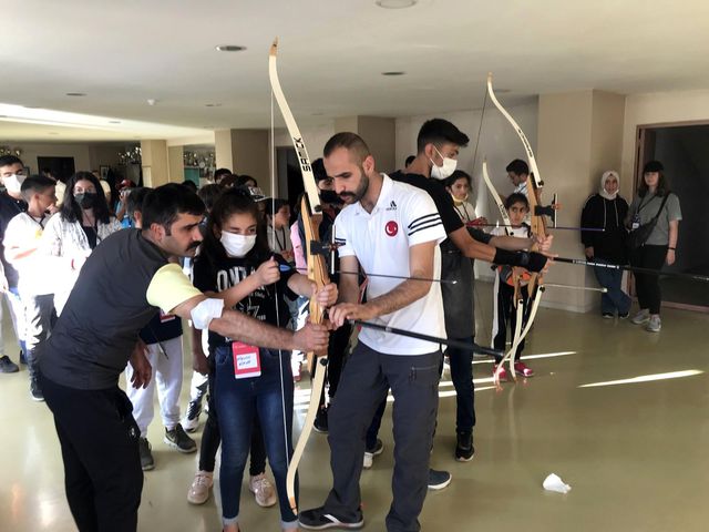 Ardahanlı öğrenciler yay gerip ok attılar