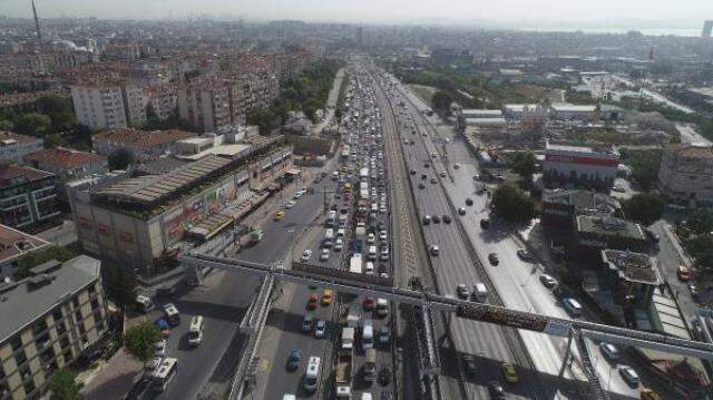 Bakırköy'de kamyon, metrobüs bariyerlerine çarptı: 2 şerit trafiğe kapatıldı