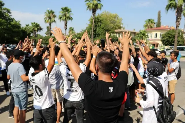 Beşiktaş'a Adana'da ağır güvenlikli, coşkulu karşılama