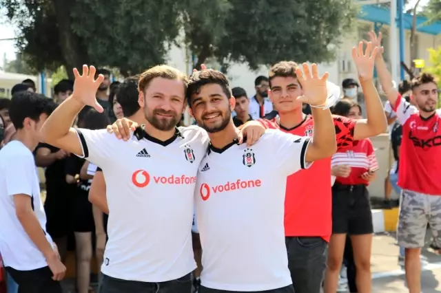 Beşiktaş'a Adana'da ağır güvenlikli, coşkulu karşılama