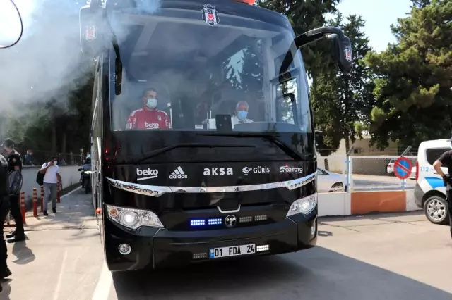 Beşiktaş'a Adana'da ağır güvenlikli, coşkulu karşılama