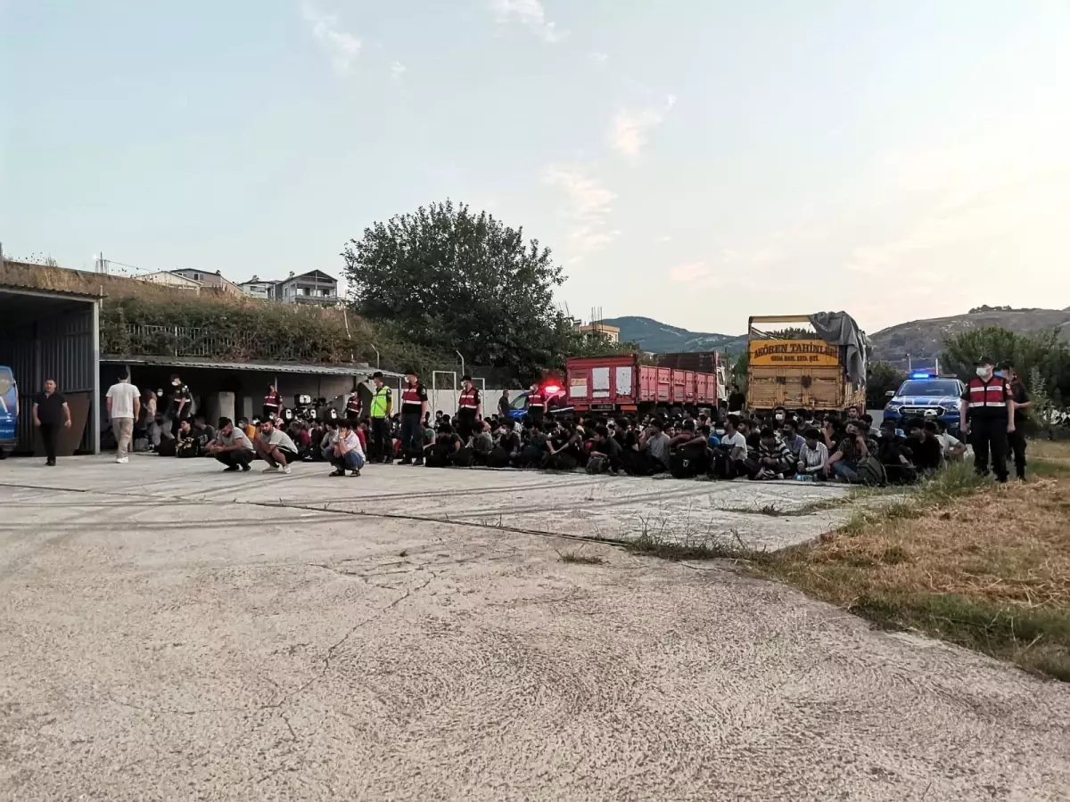 Erdek'te iki kamyonda 180 mülteci yakalandı