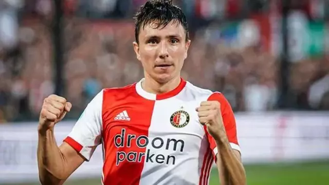 Feyenoord taraftarlarından tehlikeli akım! Ajax'a transfer olan futbolcunun formasını yakıyorlar