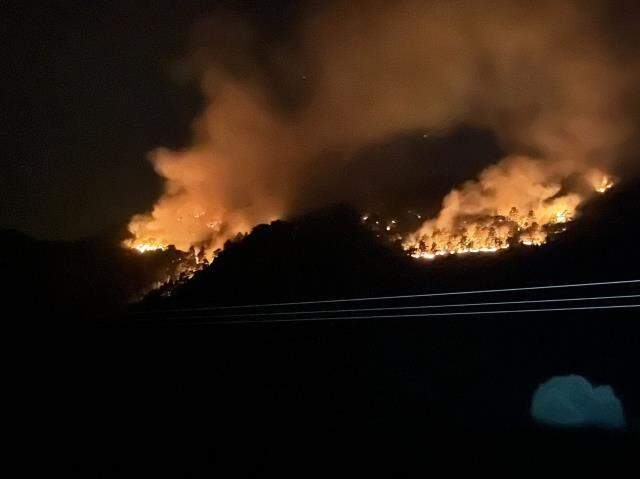 Isparta'daki orman yangınına gece görüşlü helikopterlerle müdahale ediliyor