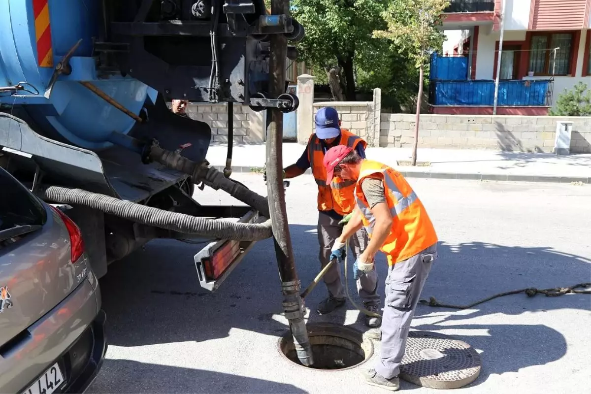 Kanalizasyon Hatları Temizliyor