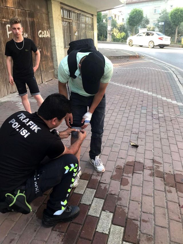 kaza yapan gencin yardimina trafik polisi kos 3 14313787 o