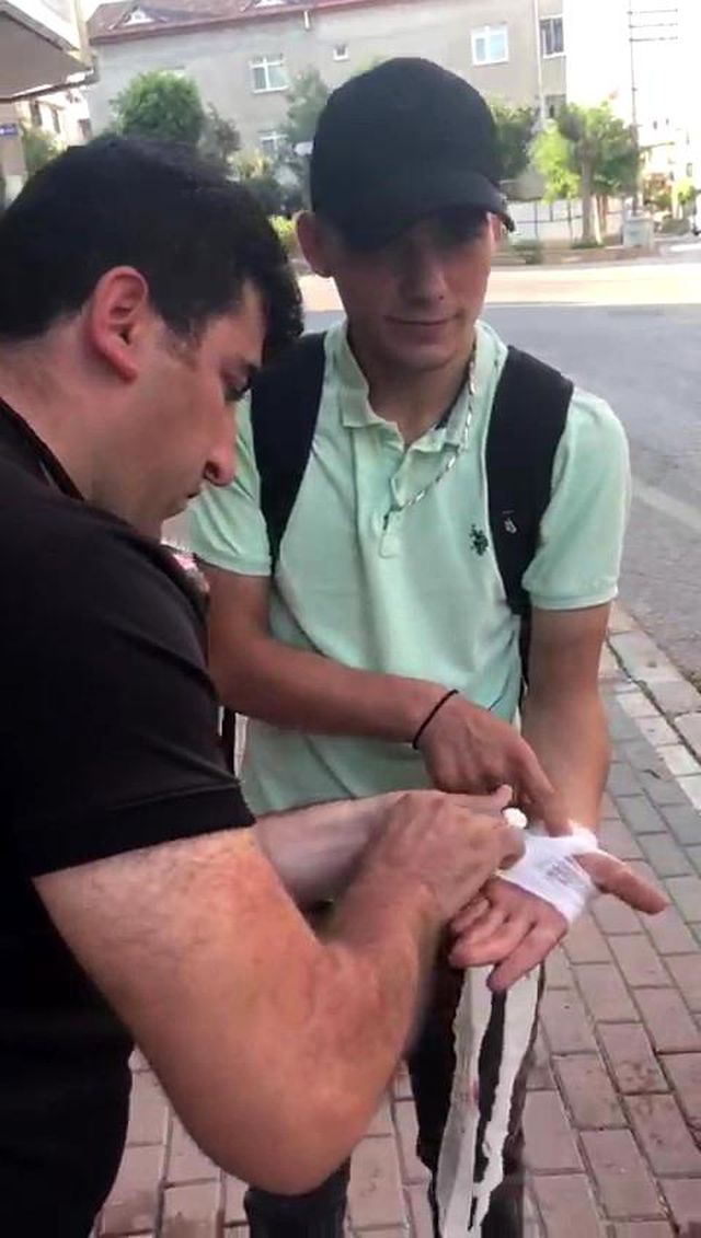 kaza yapan gencin yardimina trafik polisi kos 4 14313787 o