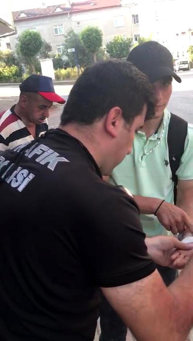 kaza yapan gencin yardimina trafik polisi kos 6 14313787 o