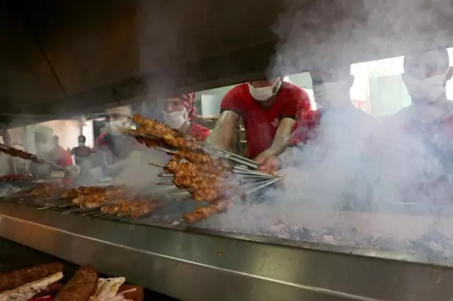 Kebap ustalarının çok sıcakta şiddetli mesaisi