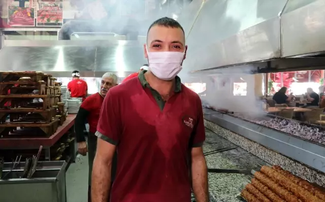 Kebap ustalarının çok sıcakta şiddetli mesaisi