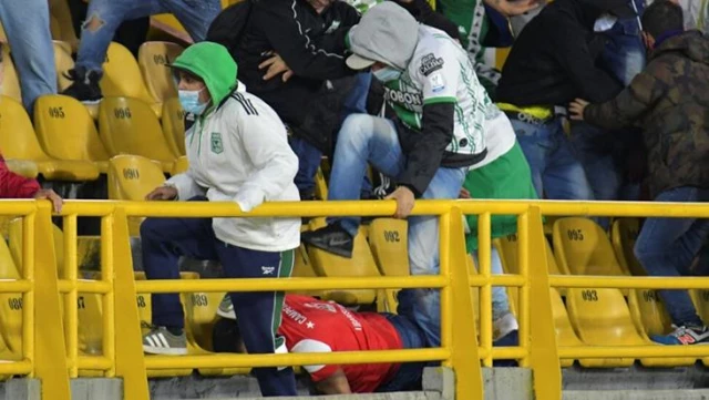 Kolombiya'da oynanan maçta kan donduran görüntüler! Rakip ekip taraftarının başını ezmeye çalıştılar