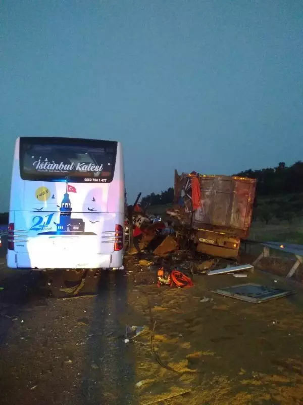 manisa da yolcu otobusu tir a carpti 6 olu 42 yarali