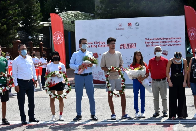 Olimpiyatlarda sırıkla atlamada final yarışan ulusal atlet Ersu Şaşma, Türkiye'ye döndü