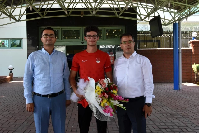 Olimpiyatlarda sırıkla atlamada final yarışan ulusal atlet Ersu Şaşma, Türkiye'ye döndü