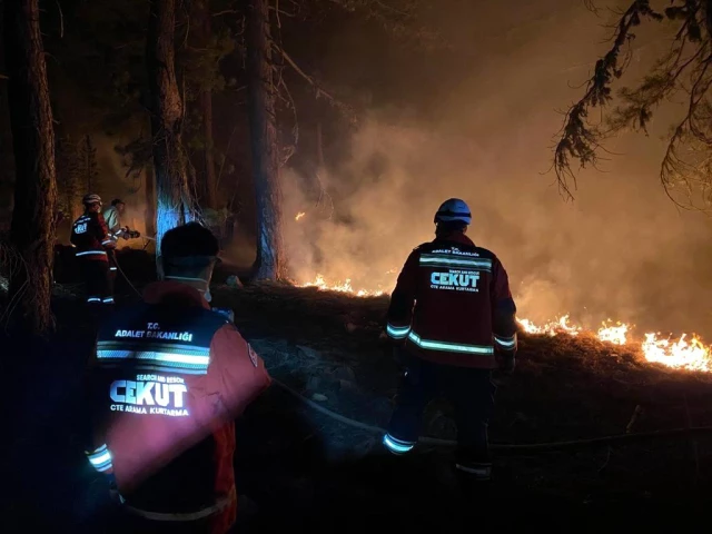 Son dakika! Orman yangınlarıyla çabaya CEKUT grupları de dayanak veriyor