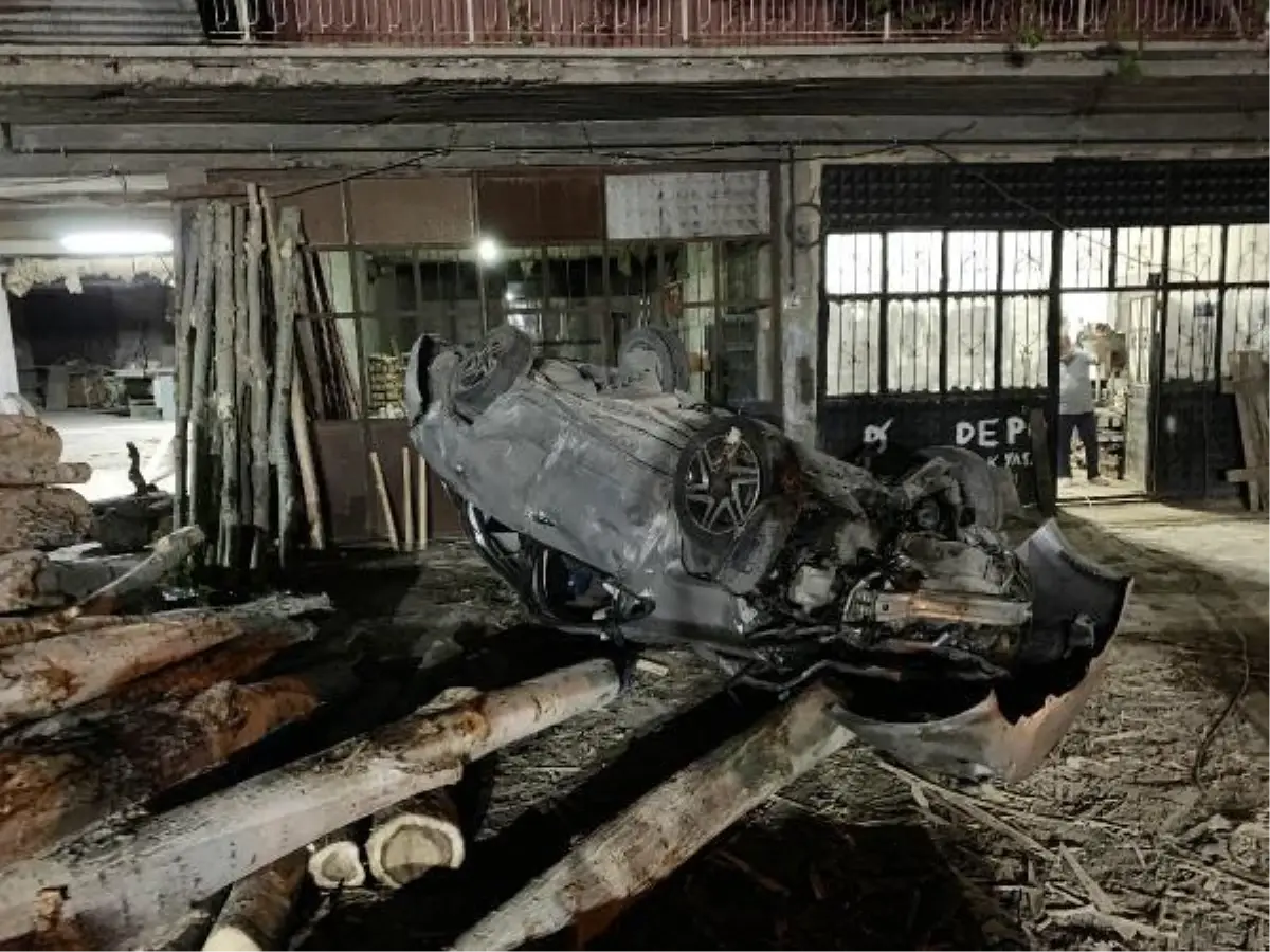 Otomobil takla atıp, tomruk yığınına çarptı: 1 ölü, 1 yaralı