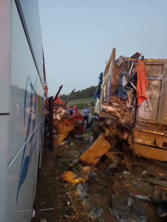 Son Dakika! Manisa Soma'da yolcu otobüsünün tıra çarpması sonucu ilk belirlemelere göre 9 kişi öldü, 30 kişi yaralandı