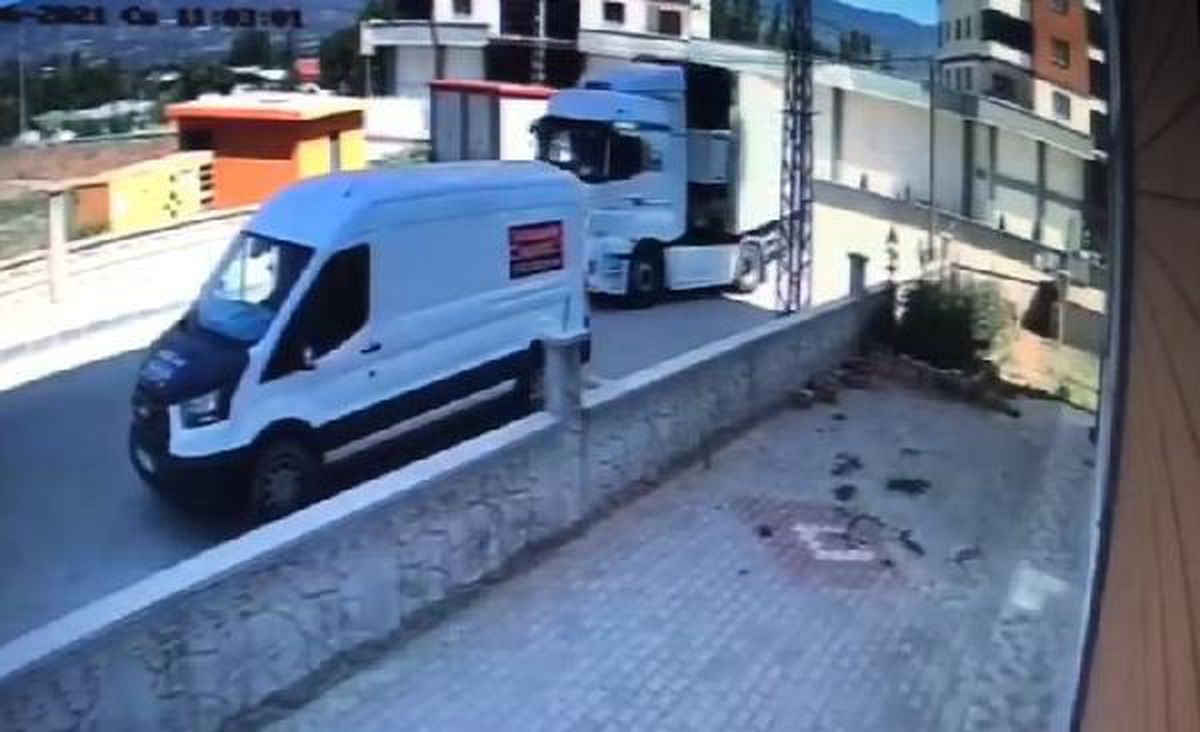 TIR'IN DEVİRDİĞİ DİREĞİN ARAÇLARIN ÜZERİNE DÜŞME ANI KAMERADA