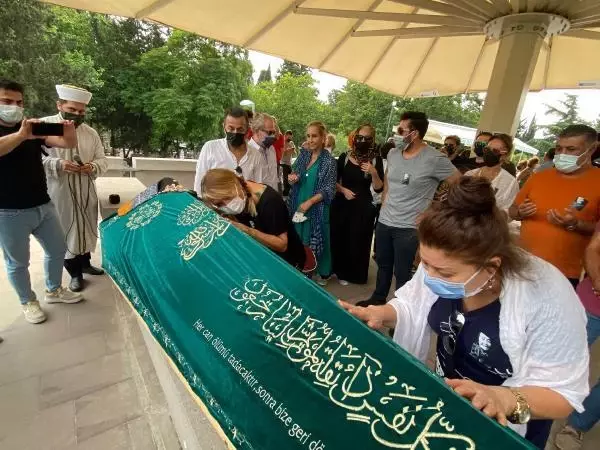 Yonca Evcimik Annesini Son Yolculuğına Uğurladı 1 YONCA EVCİMİK'İN ANNESİ SON YOLCULUĞUNA UĞURLANDI