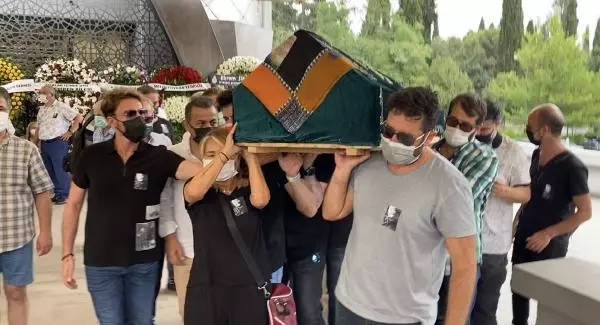 Yonca Evcimik Annesini Son Yolculuğına Uğurladı 2 YONCA EVCİMİK'İN ANNESİ SON YOLCULUĞUNA UĞURLANDI