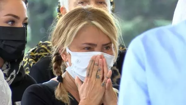 Yonca Evcimik Annesini Son Yolculuğına Uğurladı 3 YONCA EVCİMİK'İN ANNESİ SON YOLCULUĞUNA UĞURLANDI