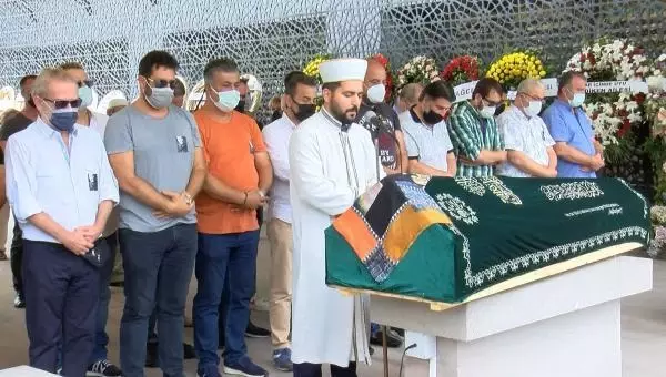 Yonca Evcimik Annesini Son Yolculuğına Uğurladı 4 YONCA EVCİMİK'İN ANNESİ SON YOLCULUĞUNA UĞURLANDI