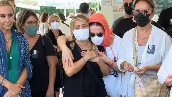 Yonca Evcimik Annesini Son Yolculuğına Uğurladı 5 YONCA EVCİMİK'İN ANNESİ SON YOLCULUĞUNA UĞURLANDI