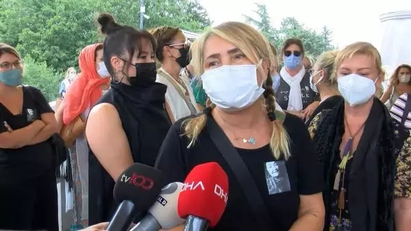 Yonca Evcimik Annesini Son Yolculuğına Uğurladı 6 YONCA EVCİMİK'İN ANNESİ SON YOLCULUĞUNA UĞURLANDI