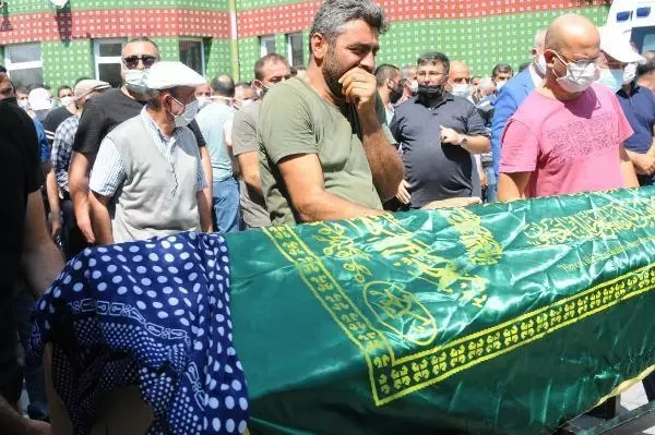 AMBULANSTA KIZININ SON YOLCULUĞUNU AĞLAYARAK İZLEDİ