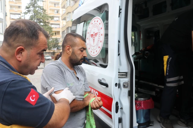 Adana'da yanında çalıştığı kişi tarafından bıçaklanan emekçi yaralandı