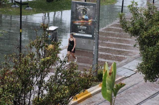 Antalya'da umut veren olay! Yeni güne yağmurla merhaba dediler Antalya'da umut veren olay! Yeni güne yağmurla merhaba dediler