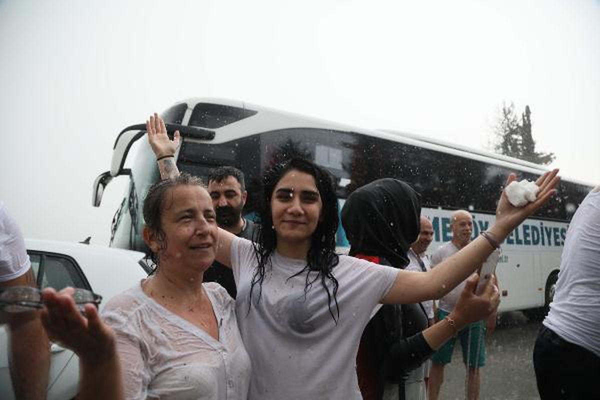 Yangın bölgesi Antalya'da yağmur sevinci! Çığlık atarak kutladılar
