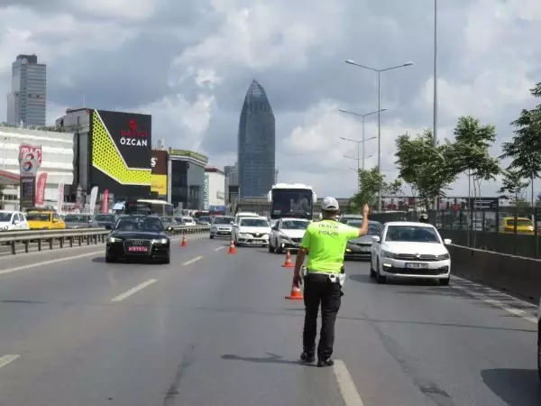 Tüm şoförler aşağıya inip ne olacağını bekledi! Araba, herkesin gözü önüne kül oldu