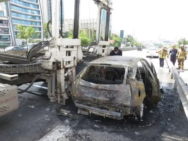 Tüm şoförler aşağıya inip ne olacağını bekledi! Araba, herkesin gözü önüne kül oldu