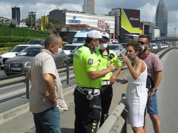 Tüm şoförler aşağıya inip ne olacağını bekledi! Araba, herkesin gözü önüne kül oldu