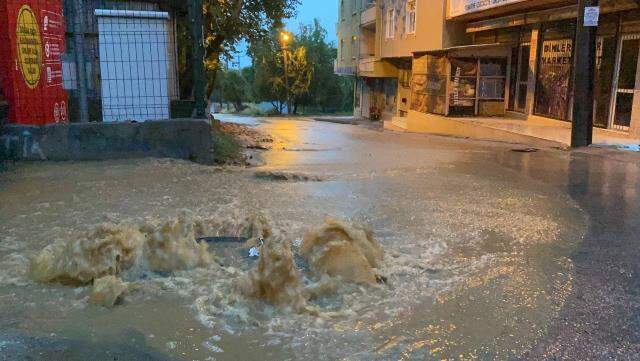 Bursa'da sel vatandaşları uykuda yakaladı! Dere taştı, mahalleleri su bastı