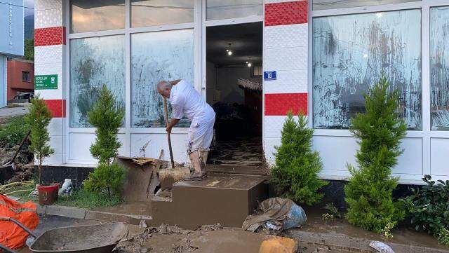 Bursa'da sel vatandaşları uykuda yakaladı! Dere taştı, mahalleleri su bastı