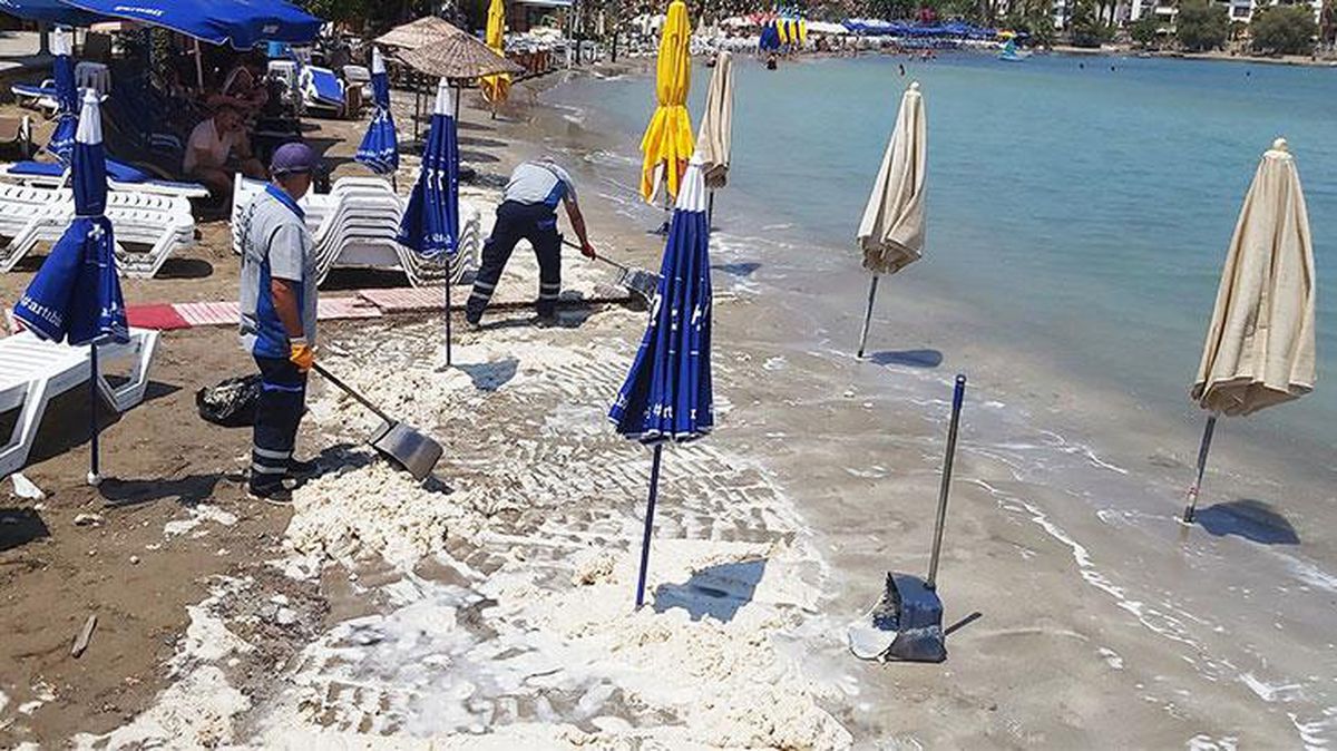 Datça sahilinde tedirgin eden görüntü! Sabah uyandıklarında kumsalı beyaz bir örtüyle kaplanmış halde buldular