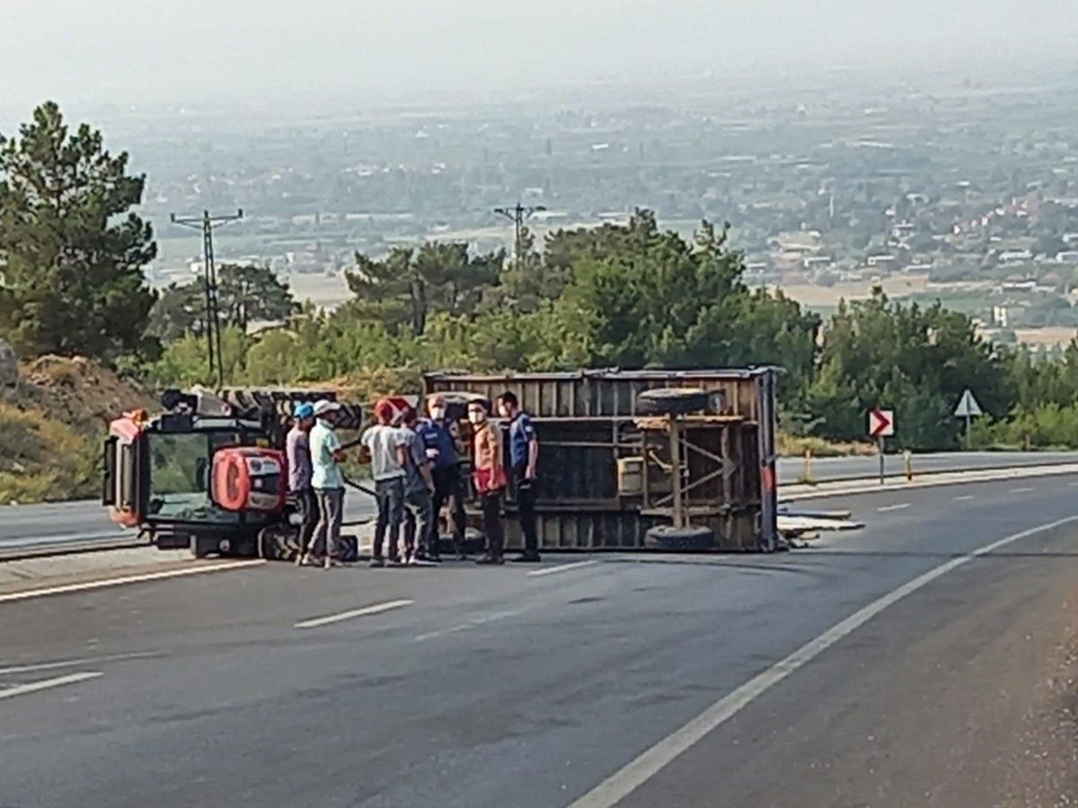 Denizli'de devrilen demir yüklü traktörün römorkundaki 2 kişi yaralandı