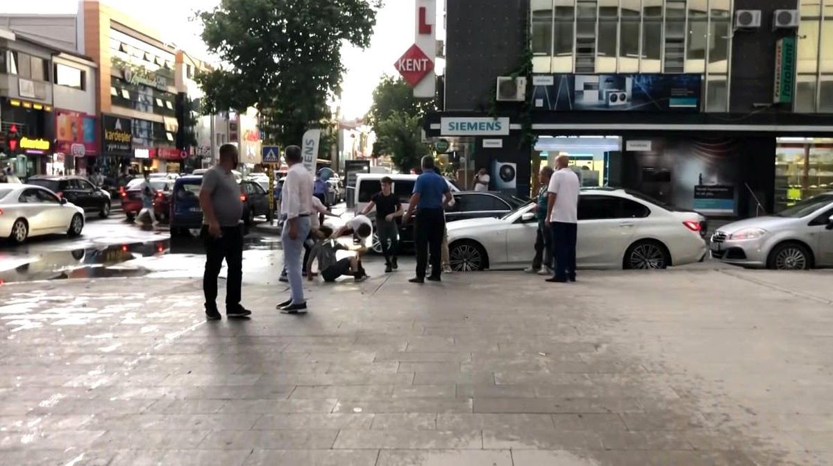 Erzincan'da gençlerin tartışması tekme tokatlı kavgaya dönüştü