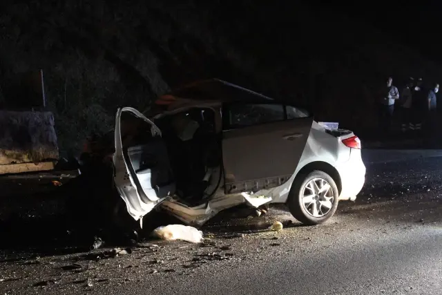 Son dakika haber! Kastamonu'da otomobil istinat duvarına çarptı: 3 ölü