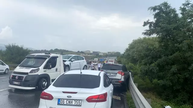Kazayı gören kaza yaptı: 8 araç birbirine girdi, 1 kişi yaralandı Kazayı gören kaza yaptı: 8 araç birbirine girdi, 1 kişi yaralandı