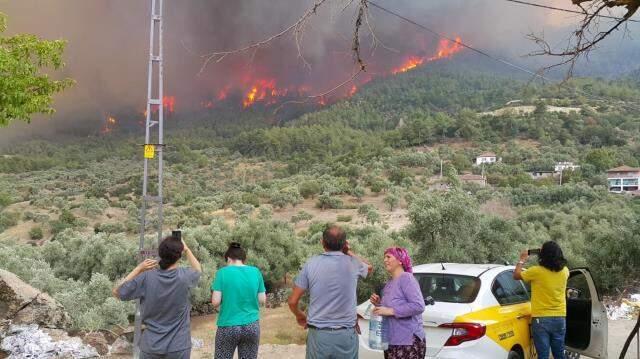 Muğla'dan Aydın'a sıçrayan yangın Çine'yi kül ediyor! 6 mahalle boşaltıldı, alevlere müdahale sürüyor