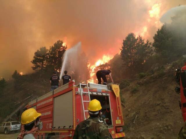 Muğla'dan Aydın'a sıçrayan yangın Çine'yi kül ediyor! 6 mahalle boşaltıldı, alevlere müdahale sürüyor