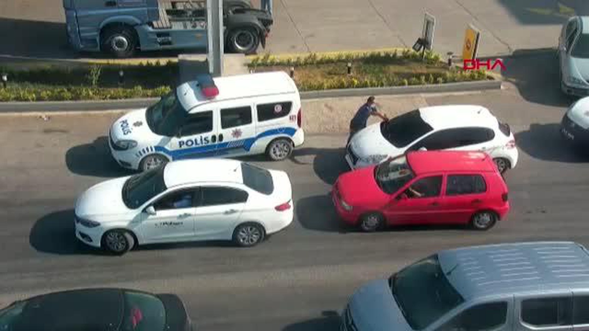 POLİS LASTİKLERİNE ATEŞ AÇTI, YOLU KAPATAN POLİS ARAÇLARINA ÇARPARAK KAÇTI - Vimarsana News