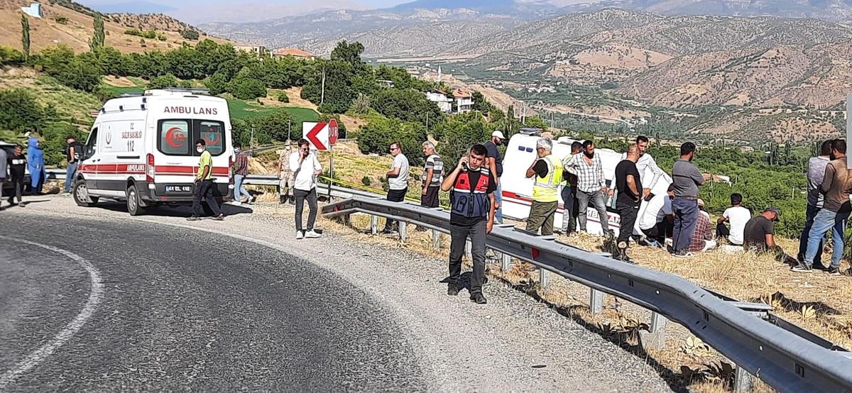 Pütürge'de kamyon şarampole yuvarlandı: 2 ölü, 1 yaralı