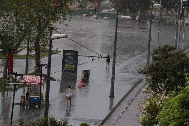 Yangınlarla mücadele edilen Antalya'da sabah saatlerinden itibaren yağışlar başladı Yangınlarla mücadele edilen Antalya'da sabah saatlerinden itibaren yağışlar başladı